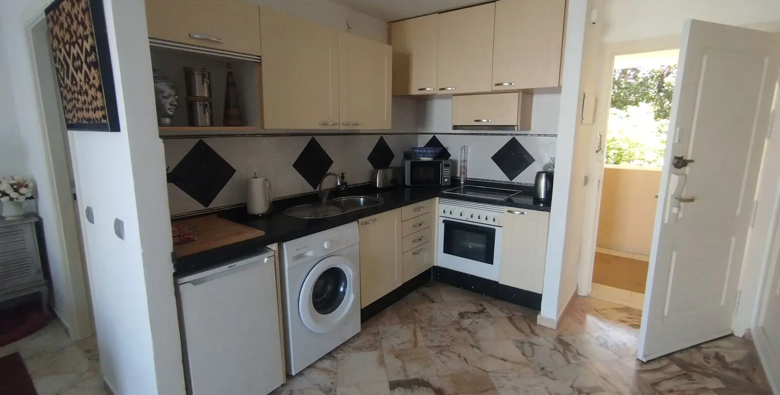 Sale of middle floor apartment in Elviria 12