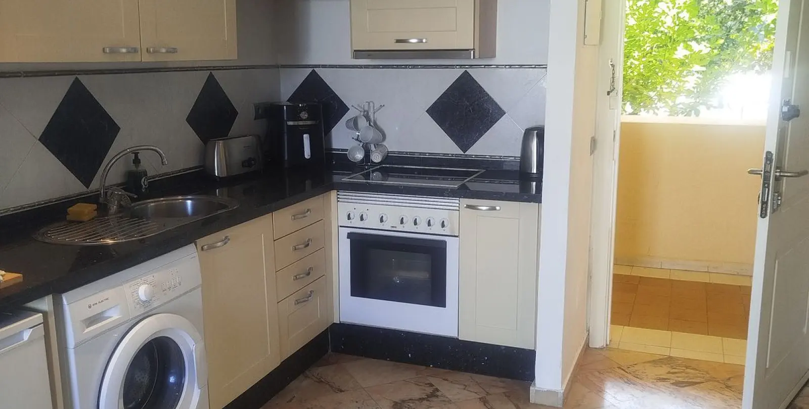 Sale of middle floor apartment in Elviria 13