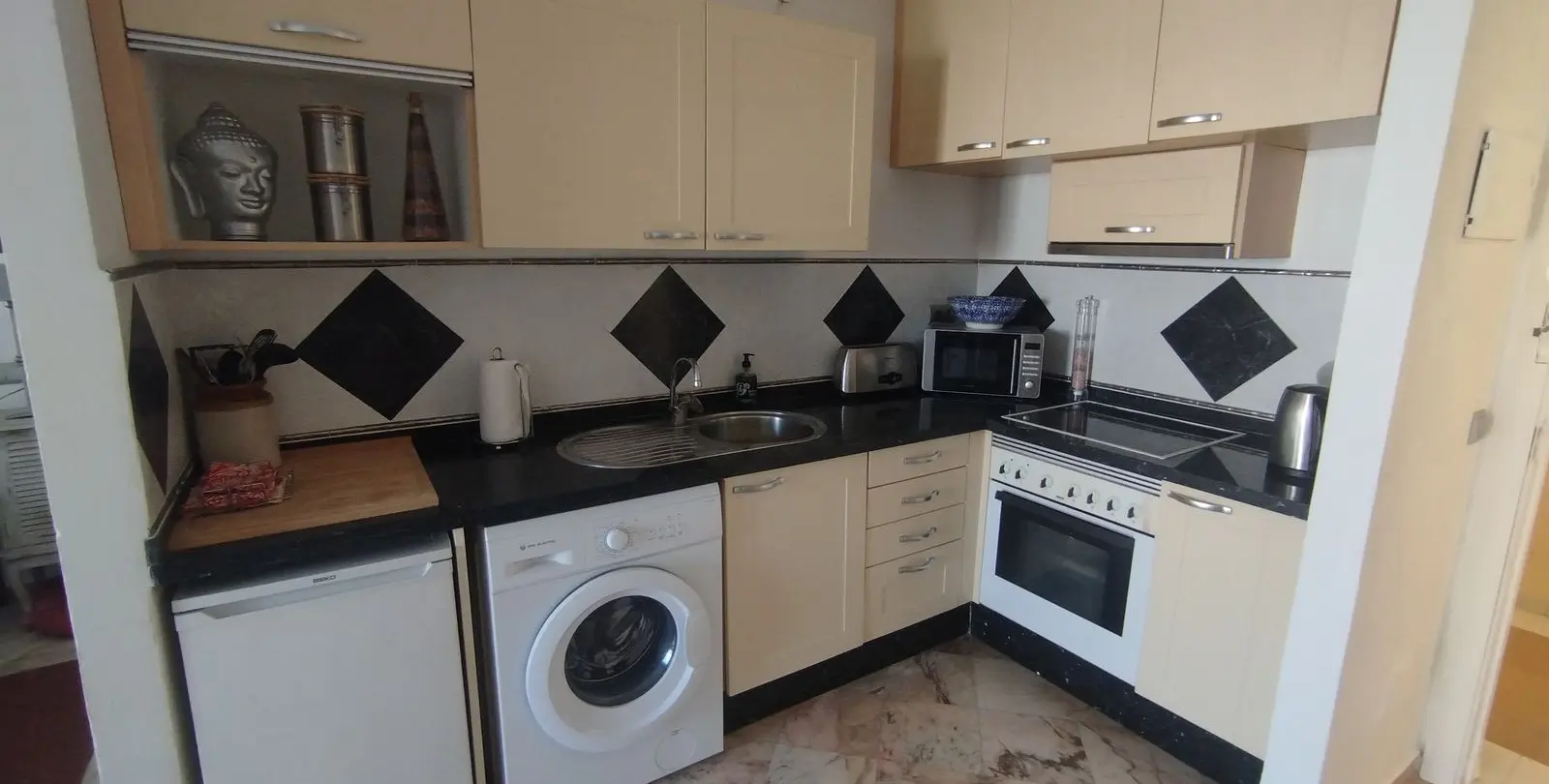 Sale of middle floor apartment in Elviria 14