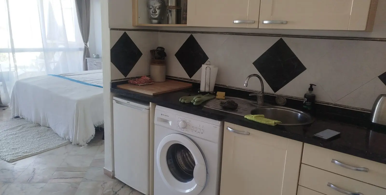 Sale of middle floor apartment in Elviria 15