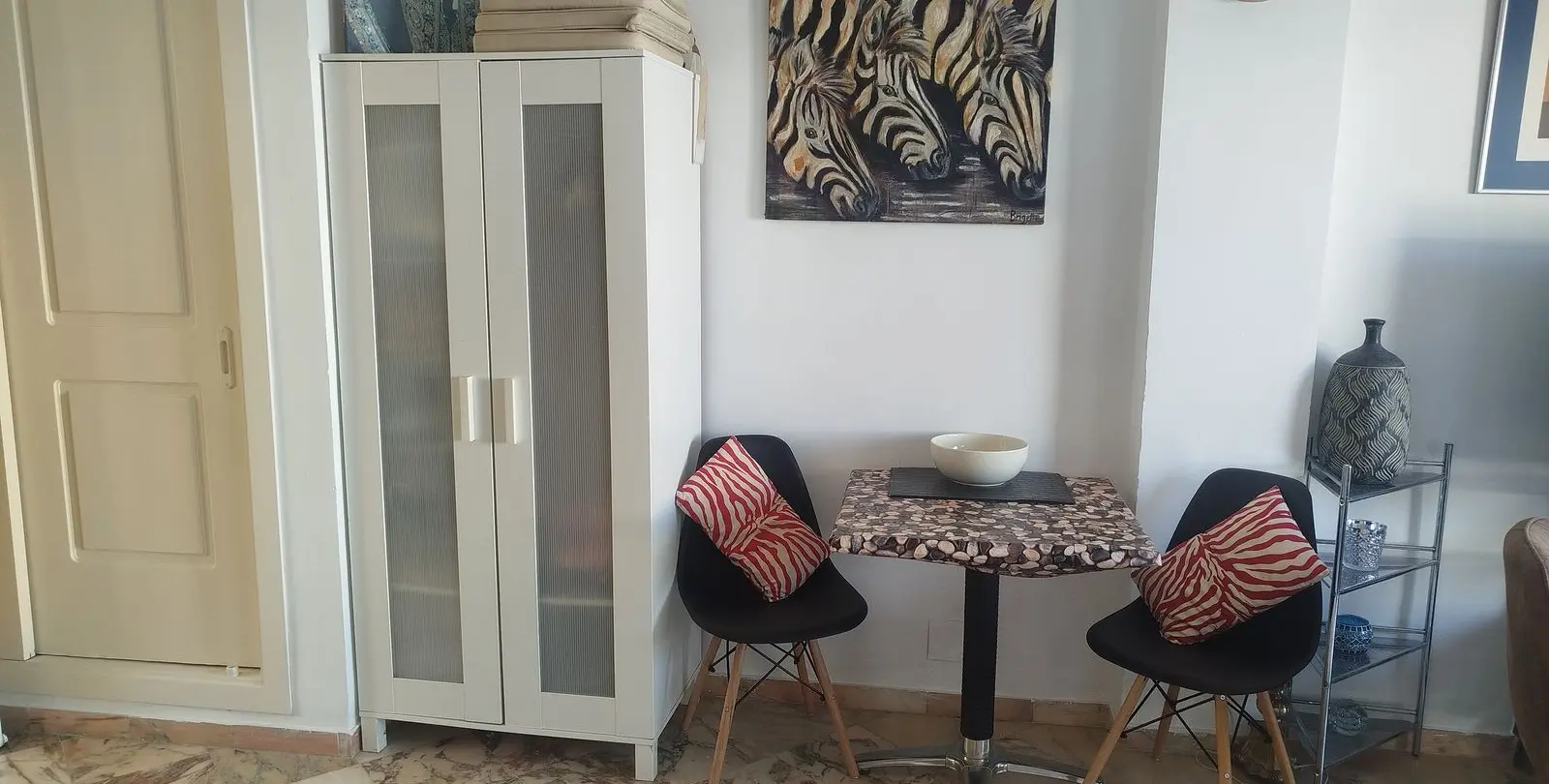 Sale of middle floor apartment in Elviria 16