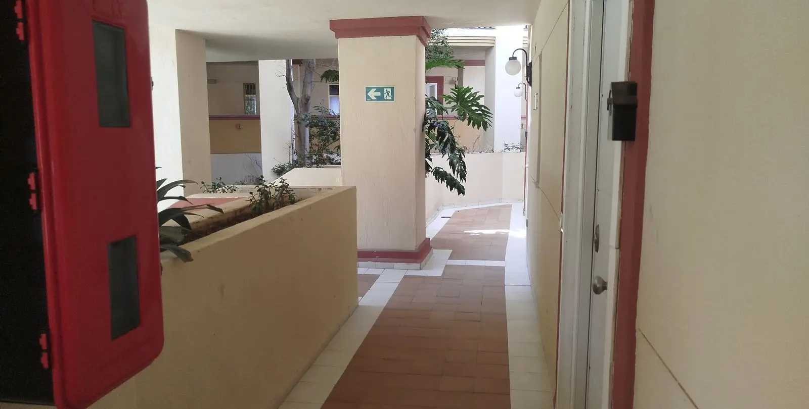 Sale of middle floor apartment in Elviria 25