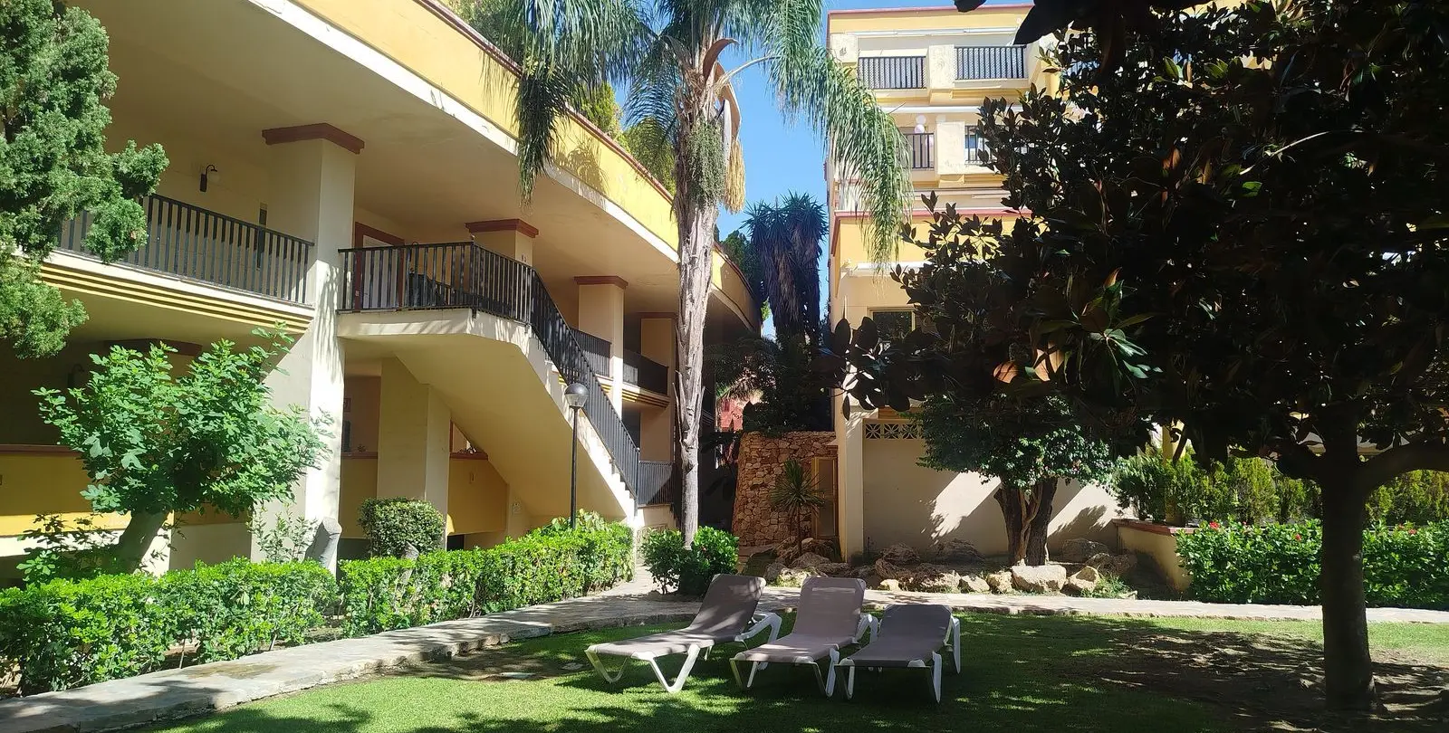 Sale of middle floor apartment in Elviria 30