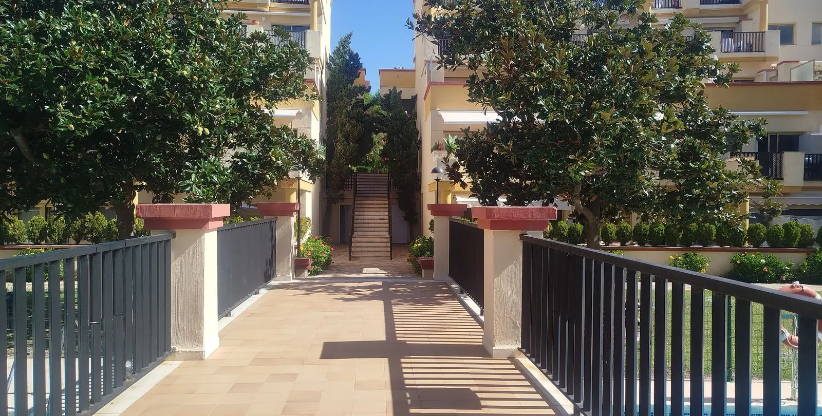 Sale of middle floor apartment in Elviria 31