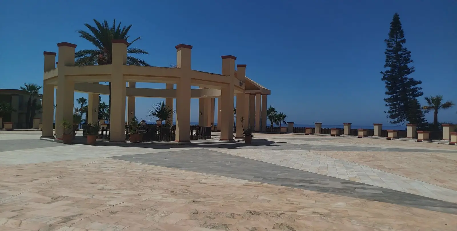 Sale of middle floor apartment in Elviria 37