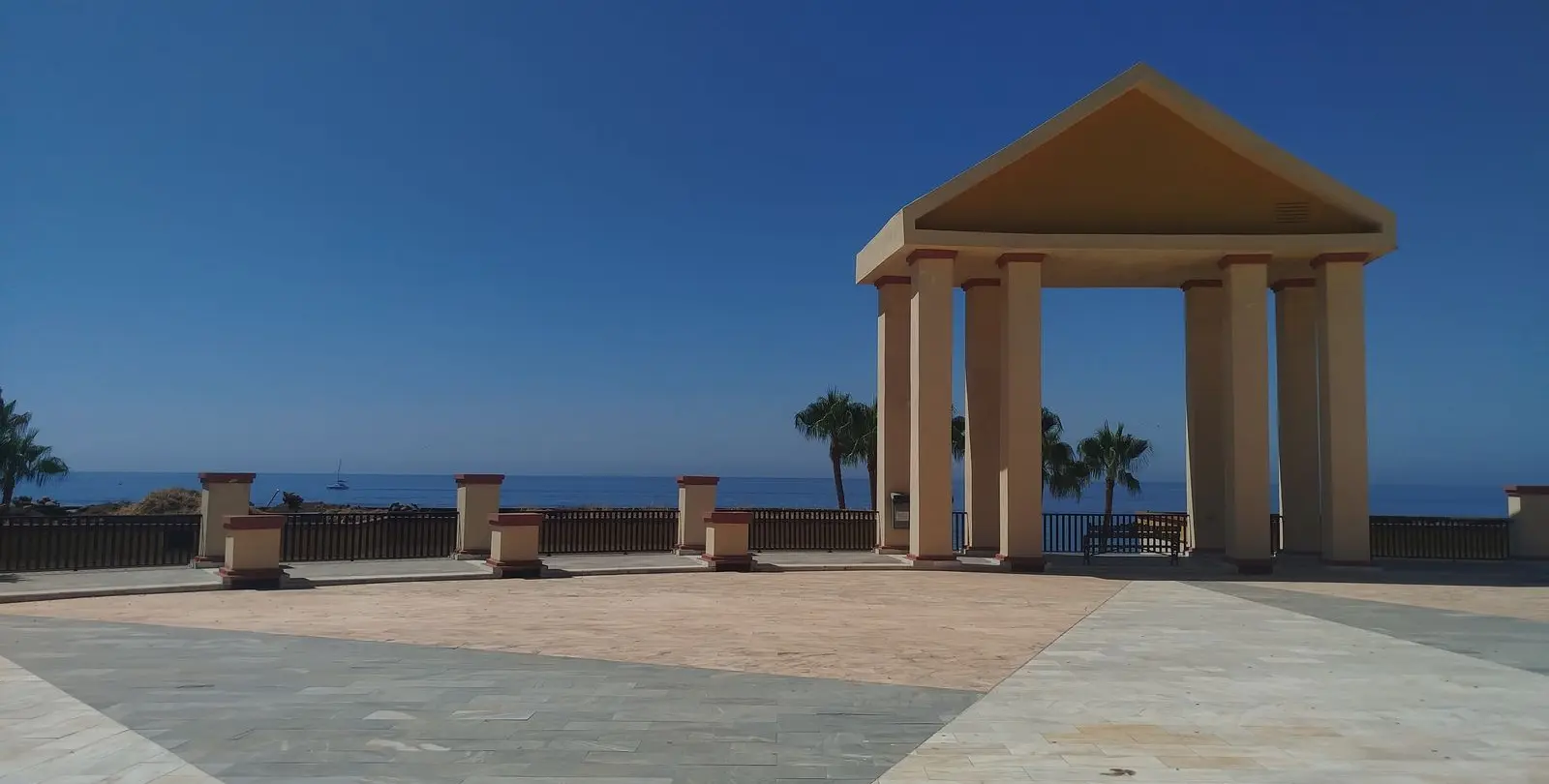 Sale of middle floor apartment in Elviria 38
