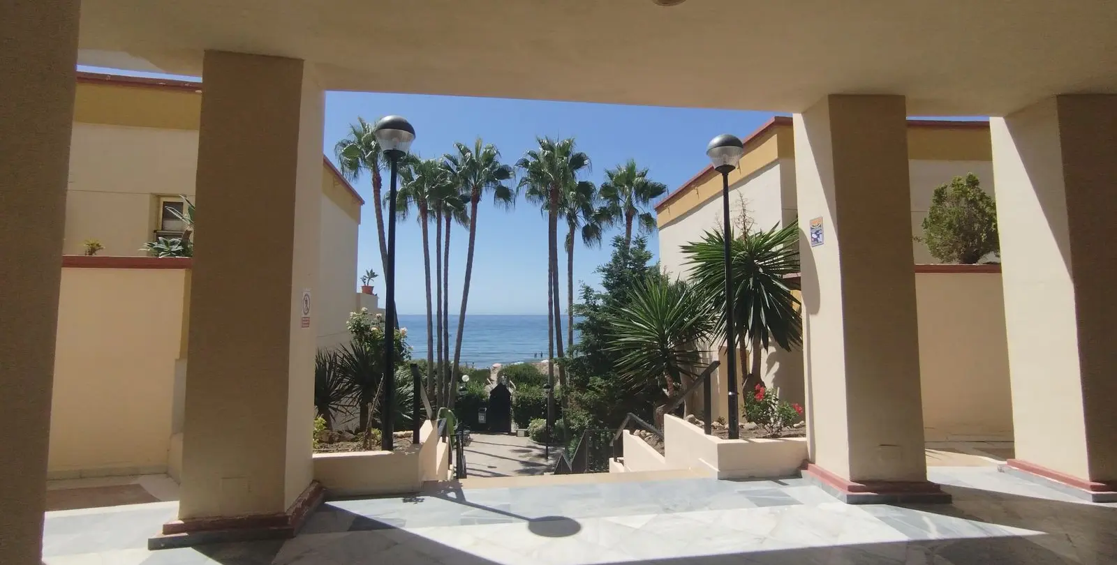 Sale of middle floor apartment in Elviria 50