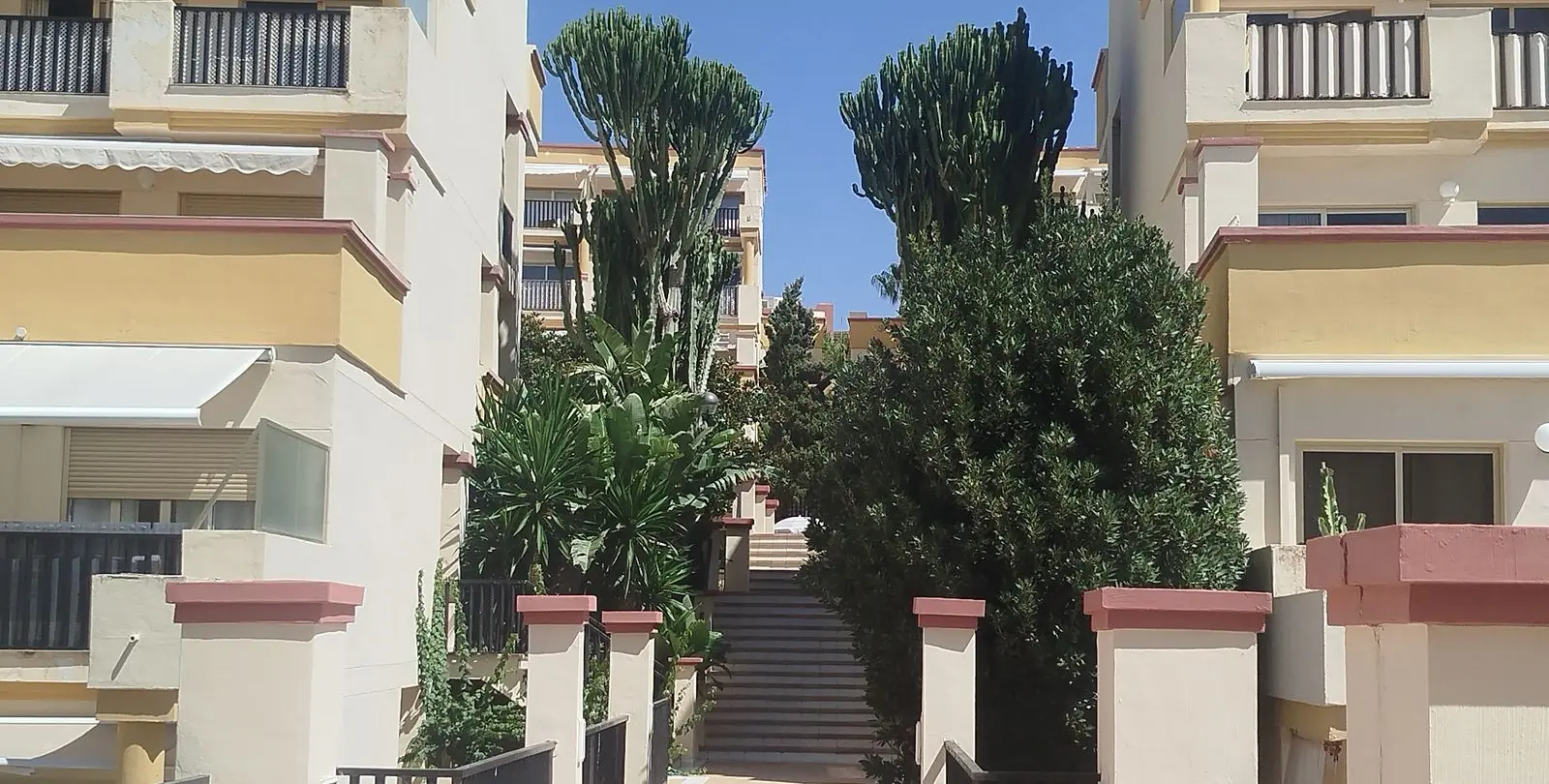Sale of middle floor apartment in Elviria 52
