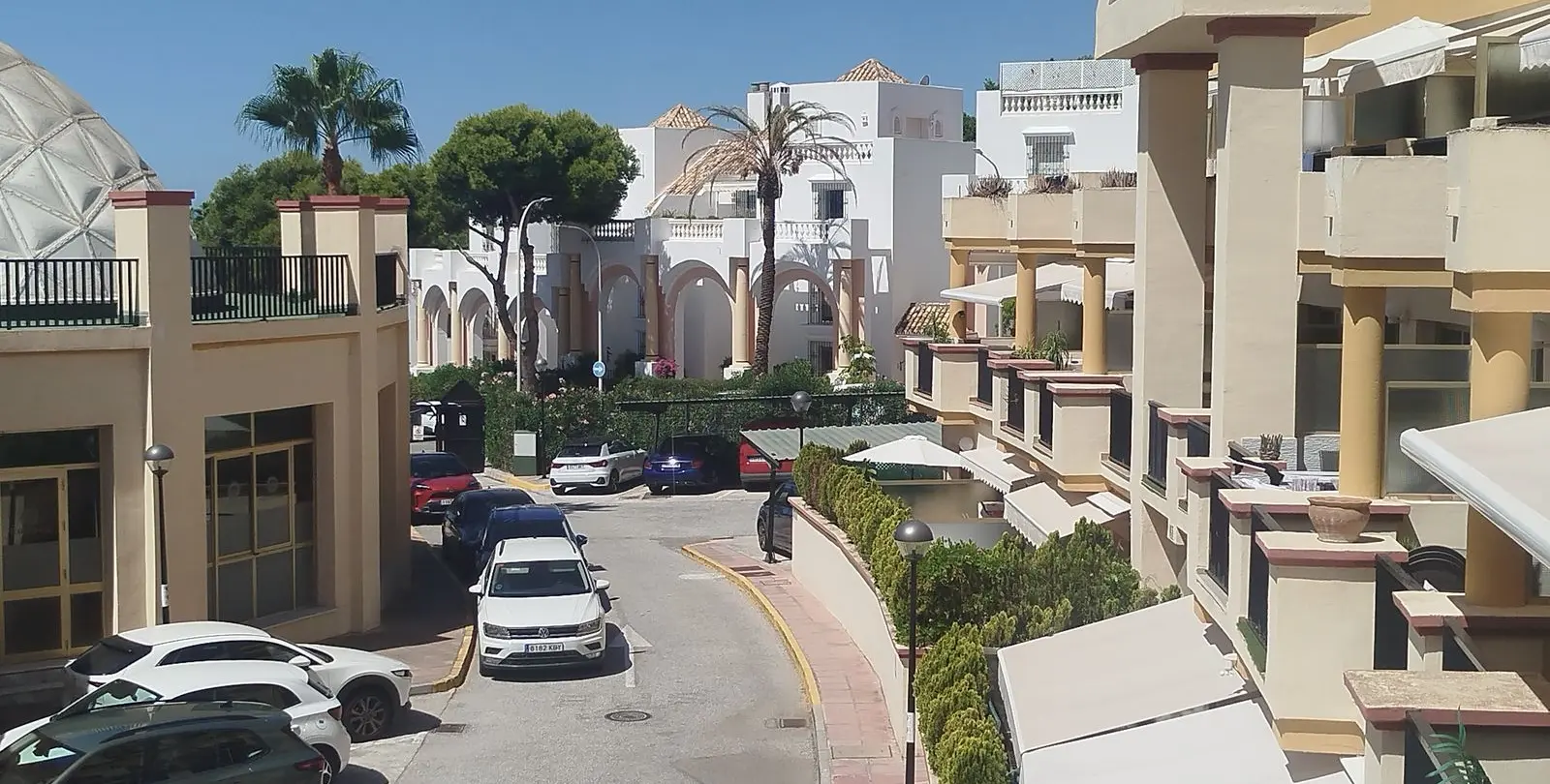 Sale of middle floor apartment in Elviria 54