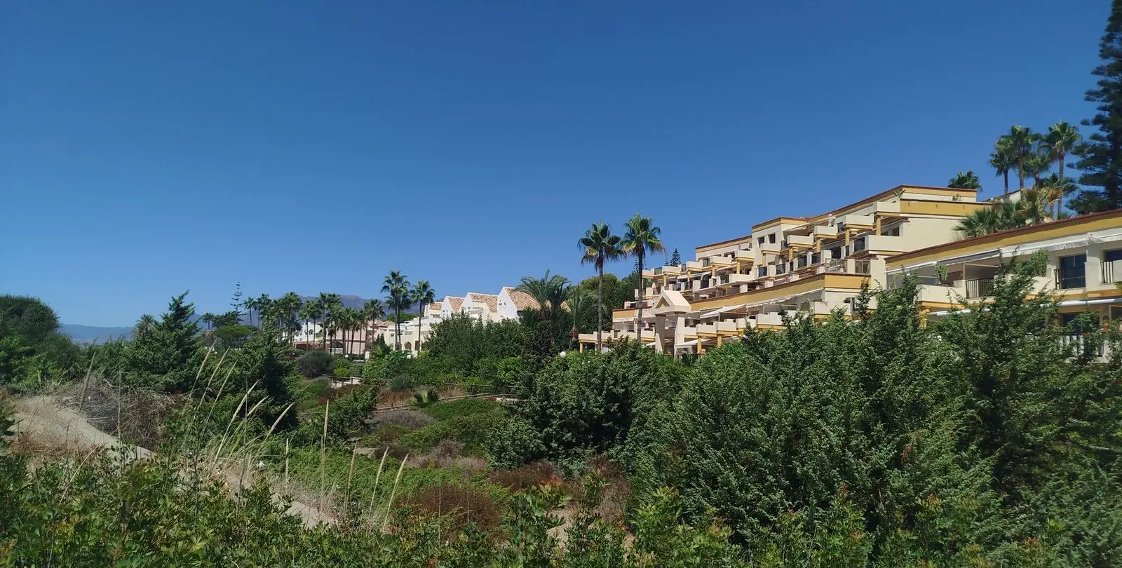 Sale of middle floor apartment in Elviria 57