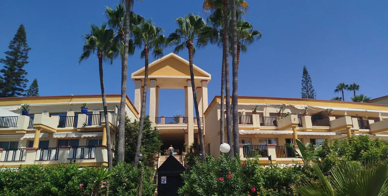 Sale of middle floor apartment in Elviria 59