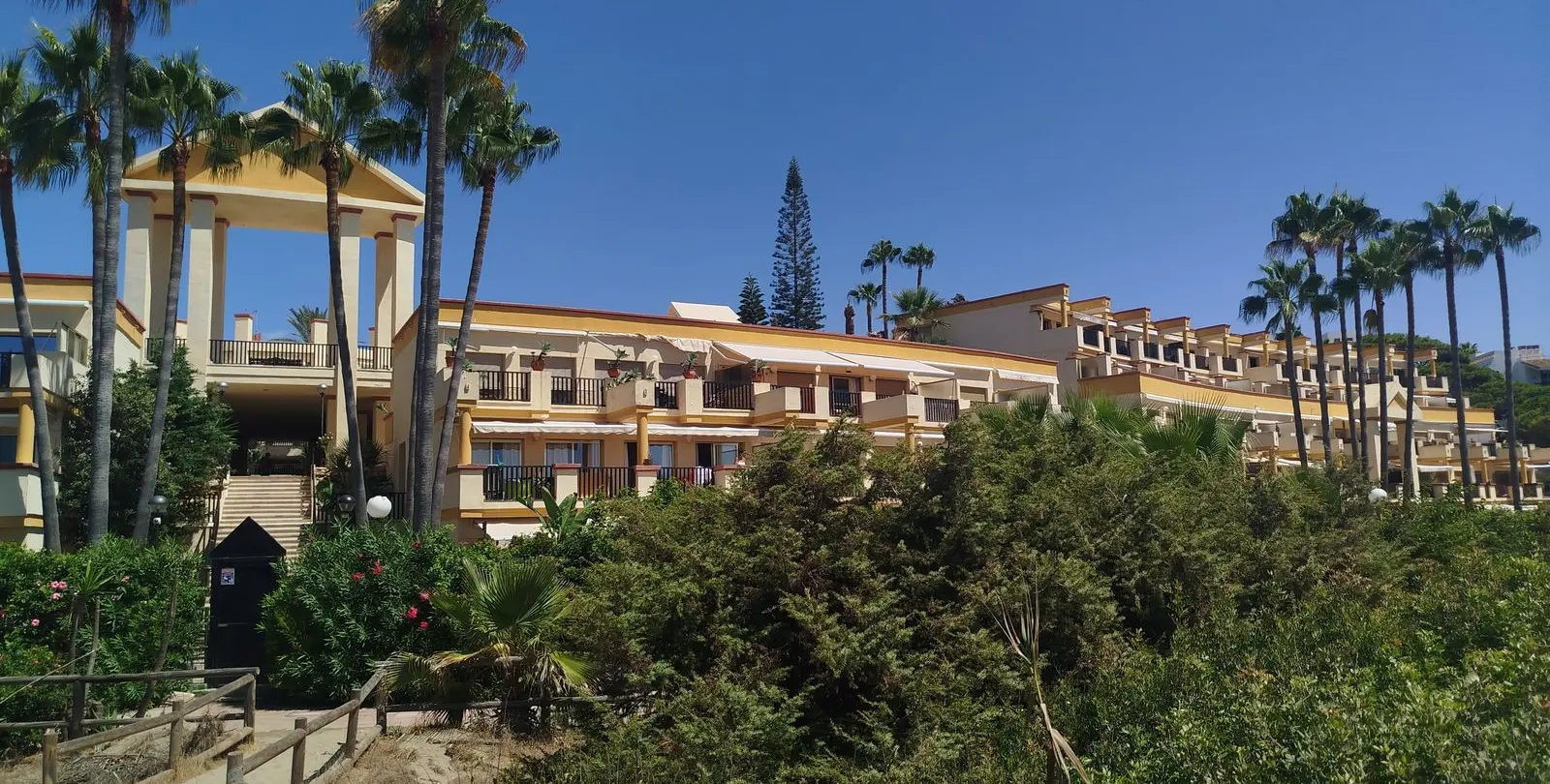 Sale of middle floor apartment in Elviria 60