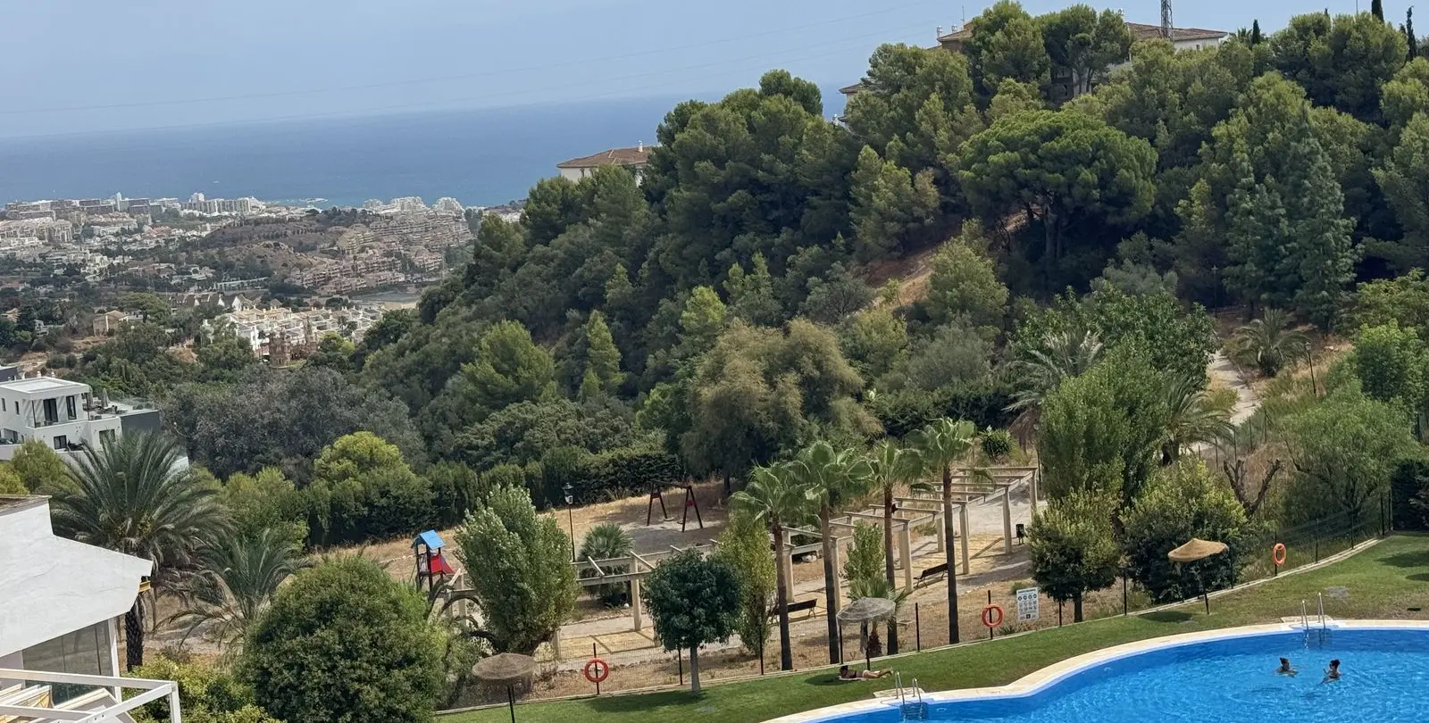 Sale of middle floor apartment in Benalmadena 1