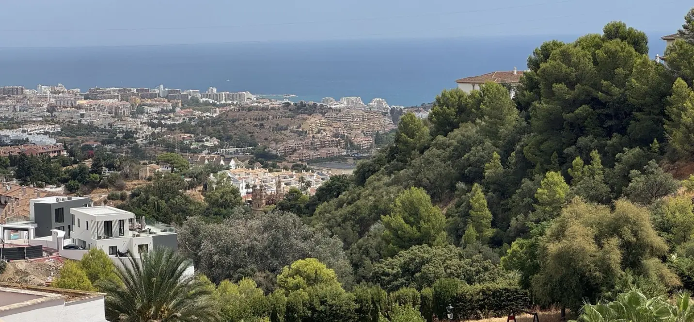 Sale of middle floor apartment in Benalmadena 1