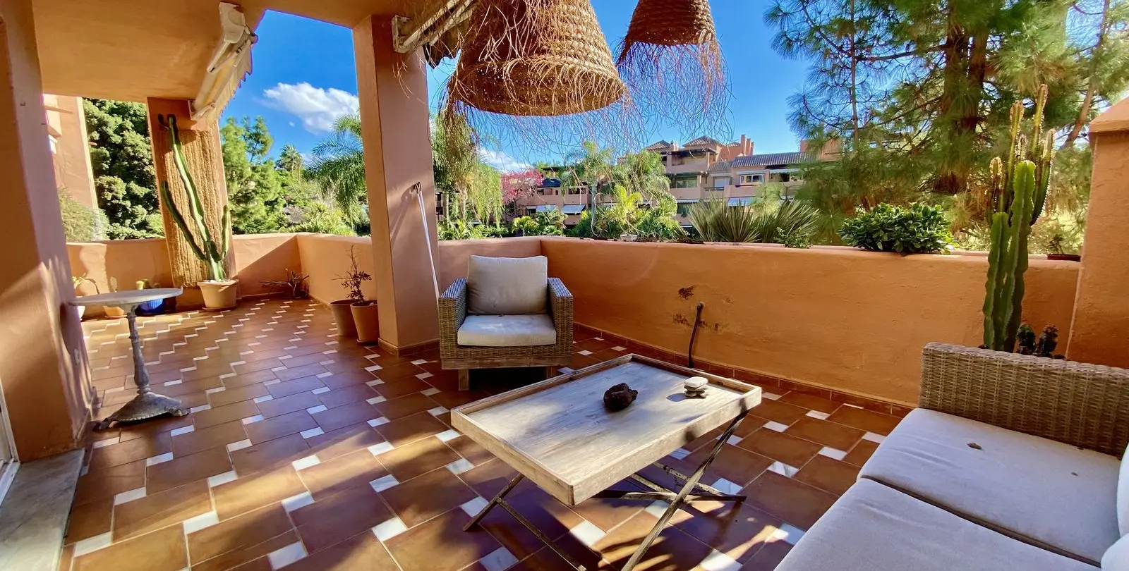 Venta de apartamento en planta media en Guadalmina Baja 1