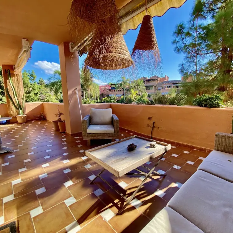 Sale of middle floor apartment in Guadalmina Baja