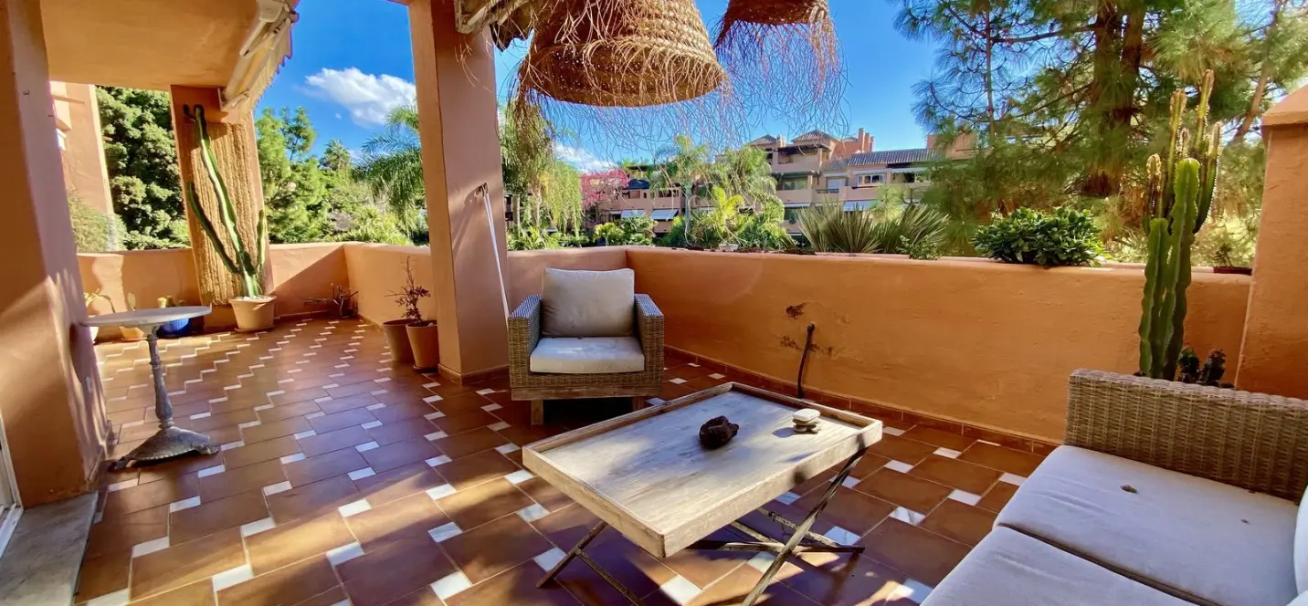 Sale of middle floor apartment in Guadalmina Baja 0
