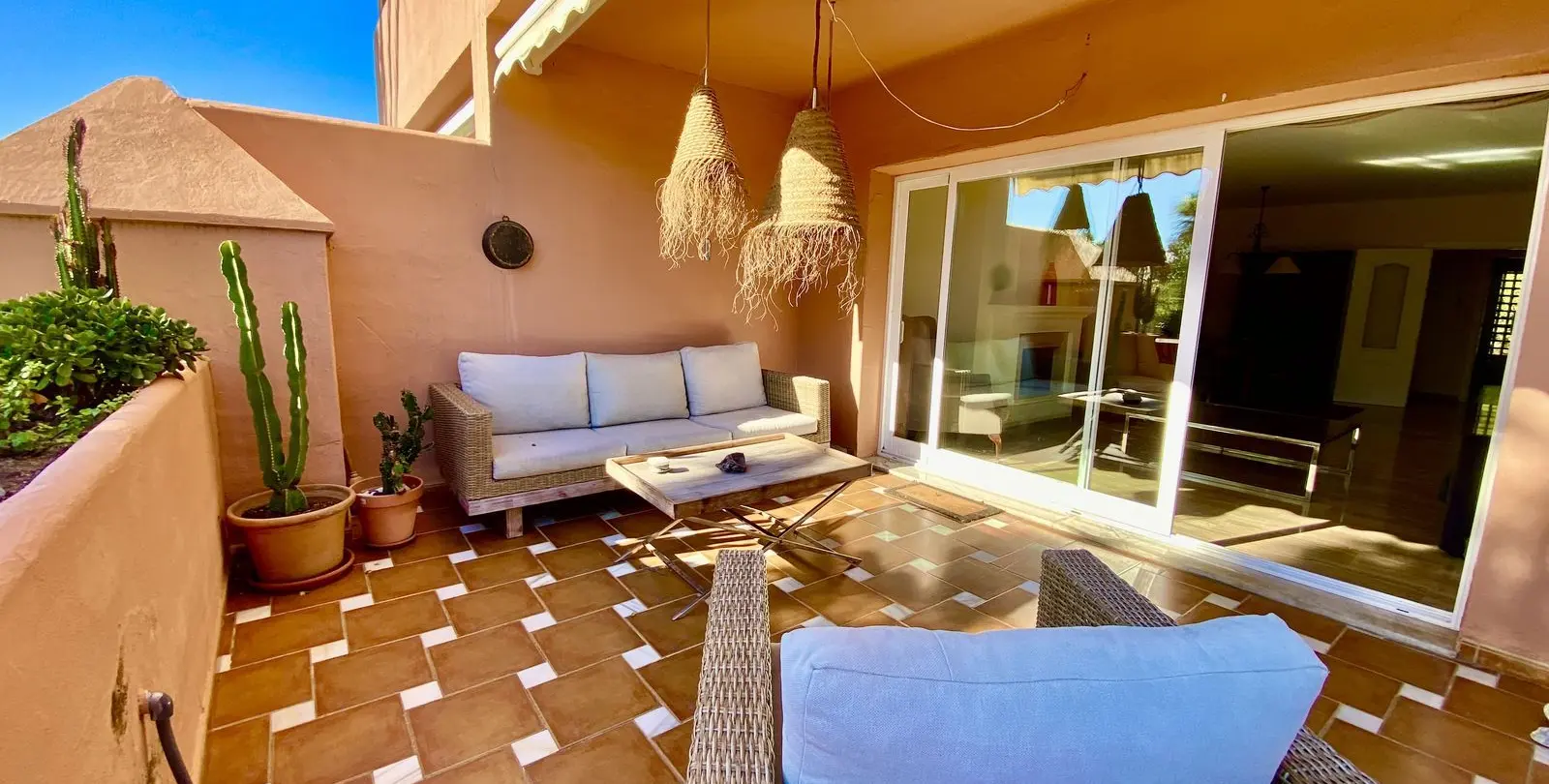 Venta de apartamento en planta media en Guadalmina Baja 2