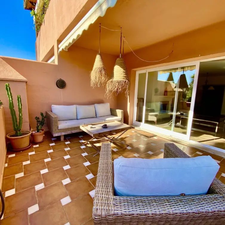 Sale of middle floor apartment in Guadalmina Baja