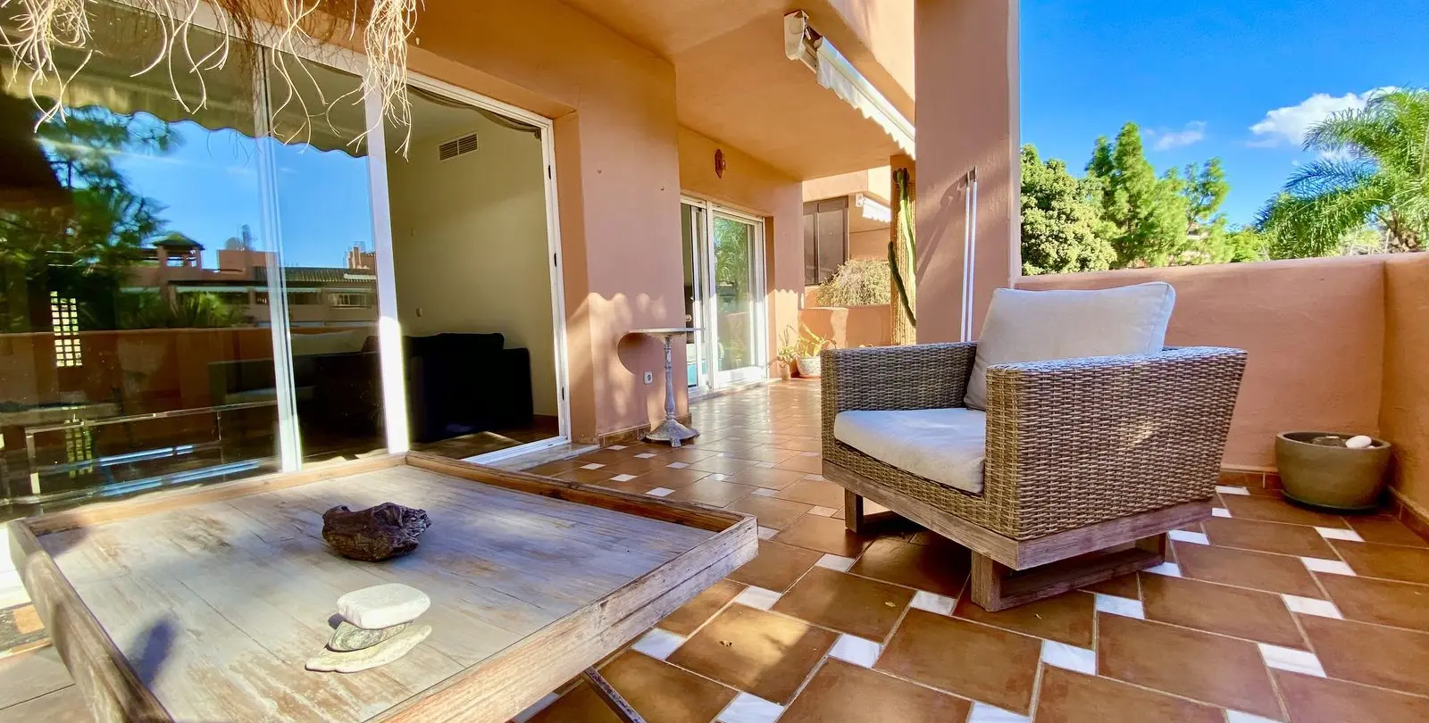 Venta de apartamento en planta media en Guadalmina Baja 3