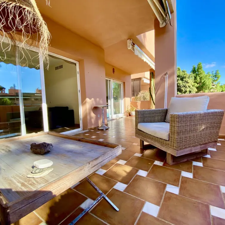 Sale of middle floor apartment in Guadalmina Baja