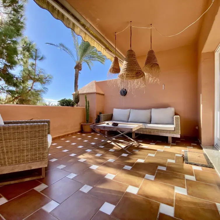 Sale of middle floor apartment in Guadalmina Baja