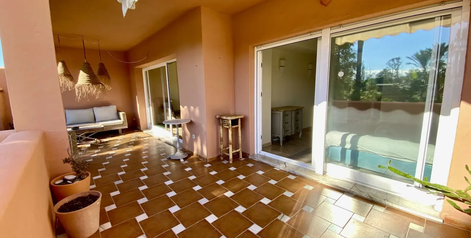 Venta de apartamento en planta media en Guadalmina Baja 5