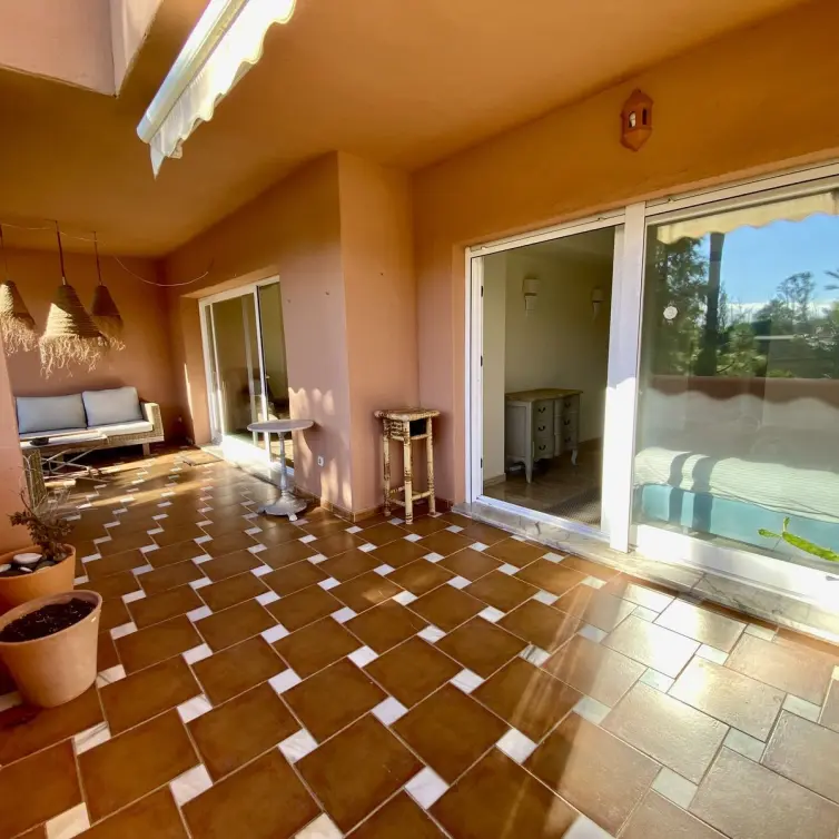 Sale of middle floor apartment in Guadalmina Baja