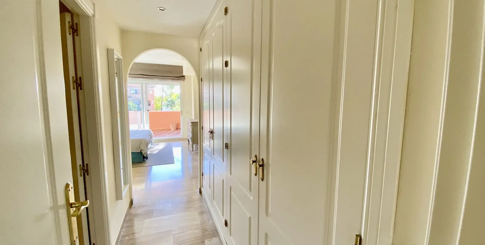 Venta de apartamento en planta media en Guadalmina Baja 16