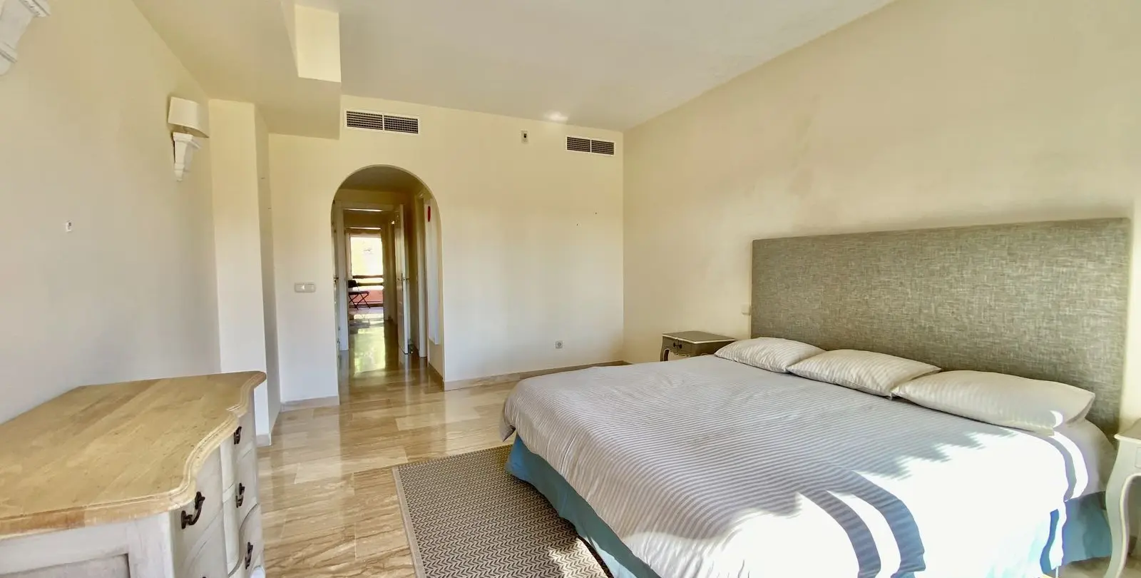 Venta de apartamento en planta media en Guadalmina Baja 17