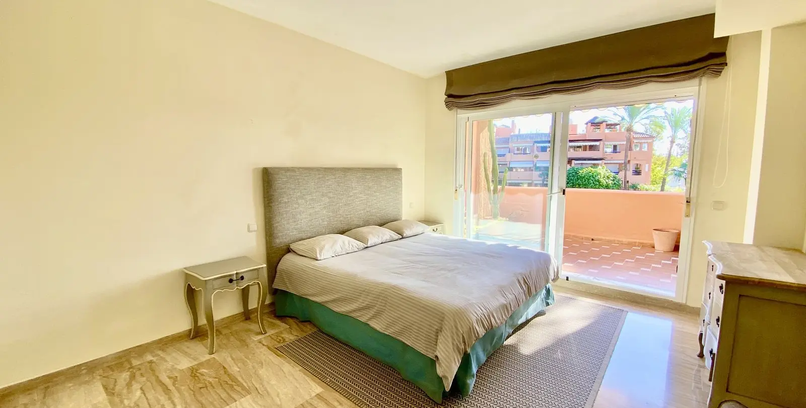Venta de apartamento en planta media en Guadalmina Baja 18
