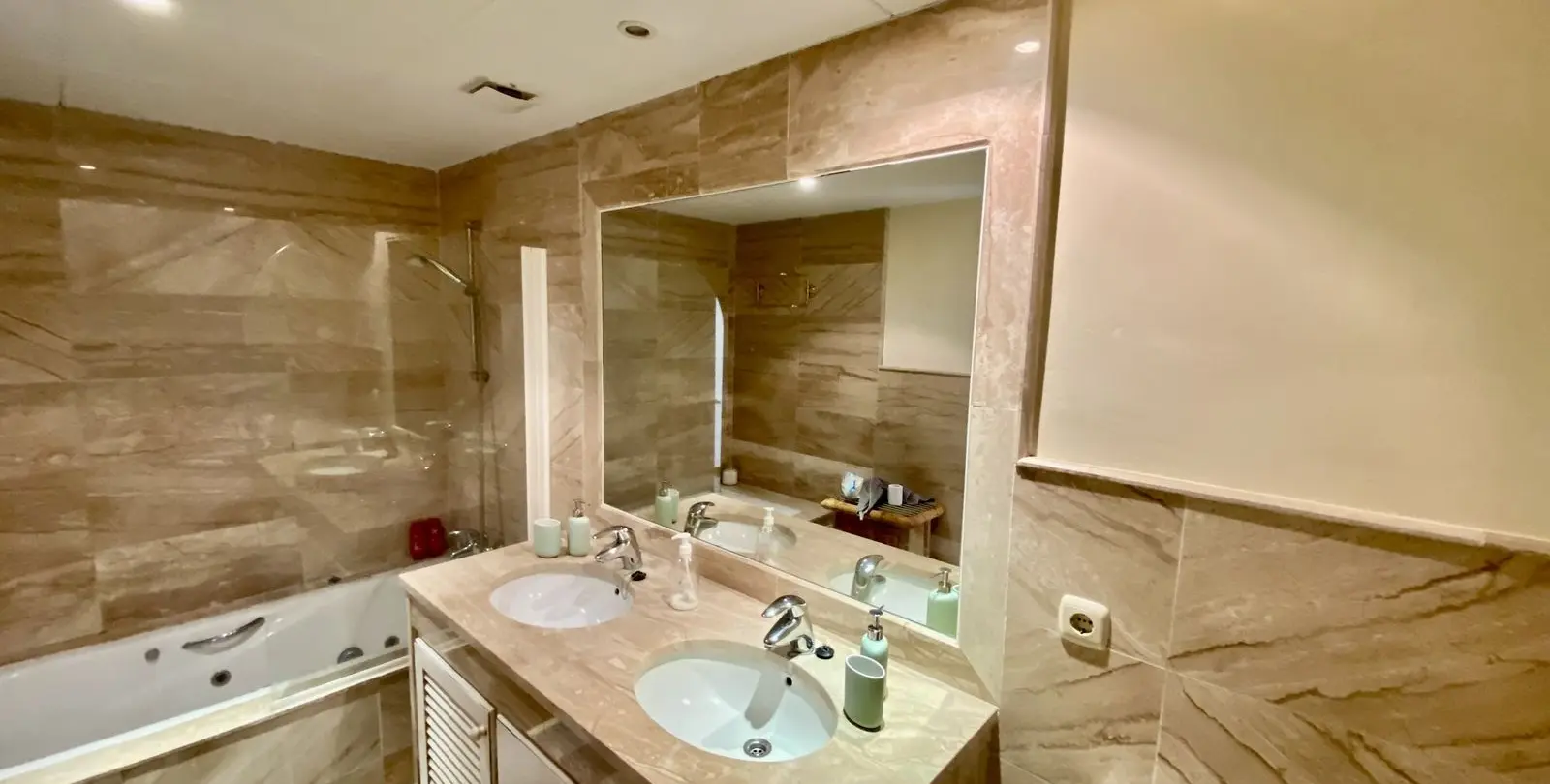 Venta de apartamento en planta media en Guadalmina Baja 19
