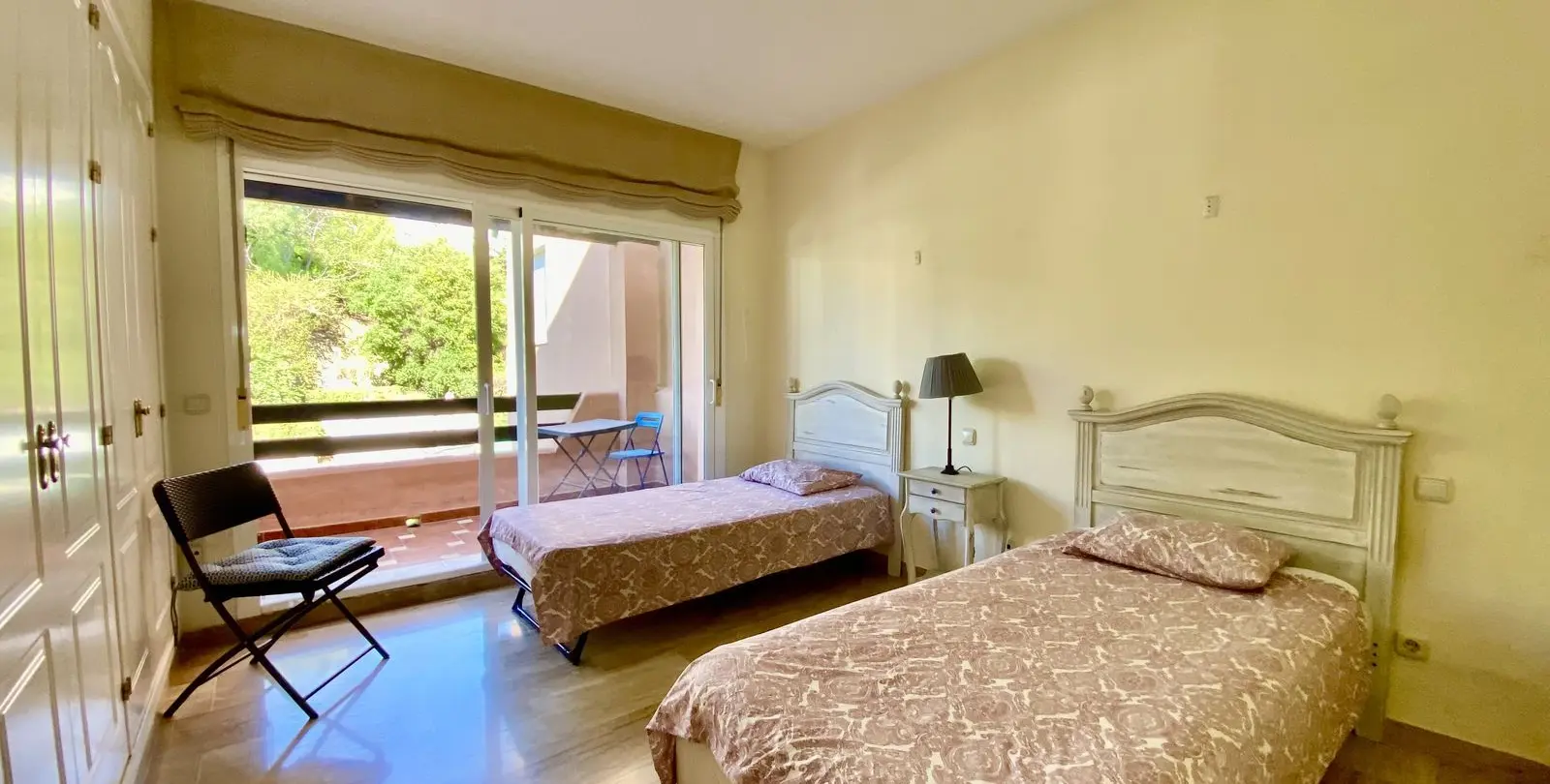 Venta de apartamento en planta media en Guadalmina Baja 20