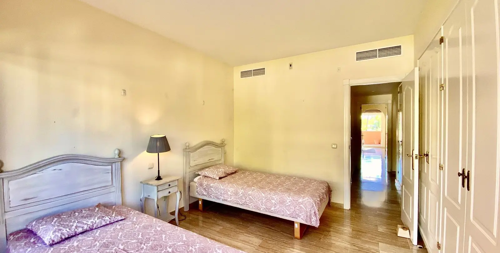 Venta de apartamento en planta media en Guadalmina Baja 21