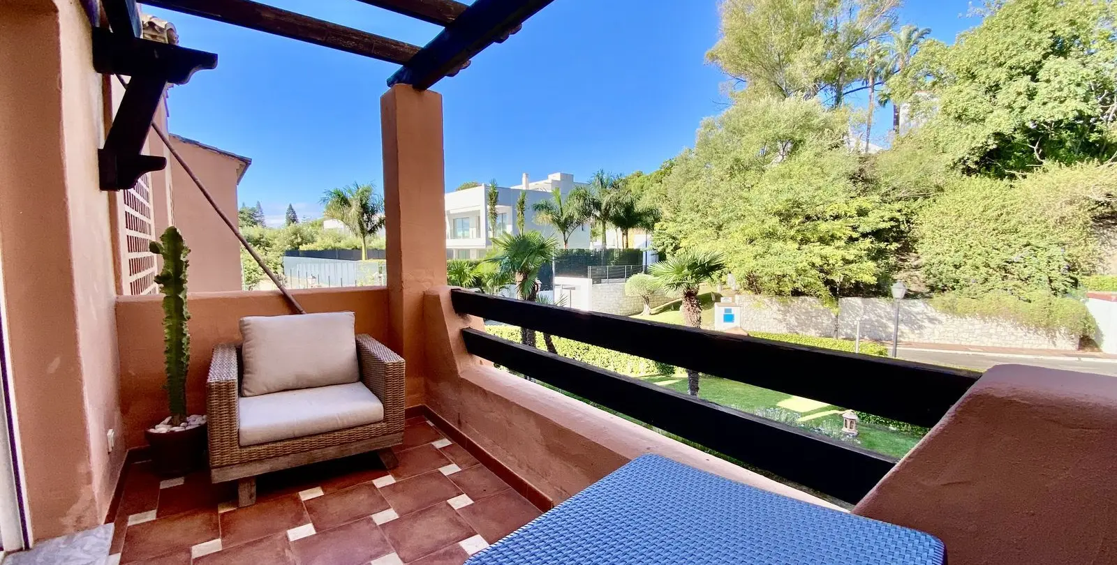 Venta de apartamento en planta media en Guadalmina Baja 23