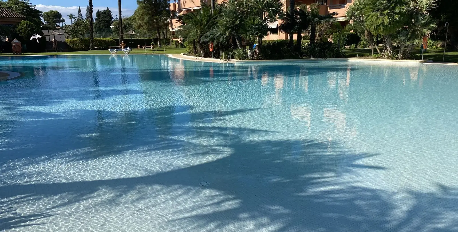 Venta de apartamento en planta media en Guadalmina Baja 24