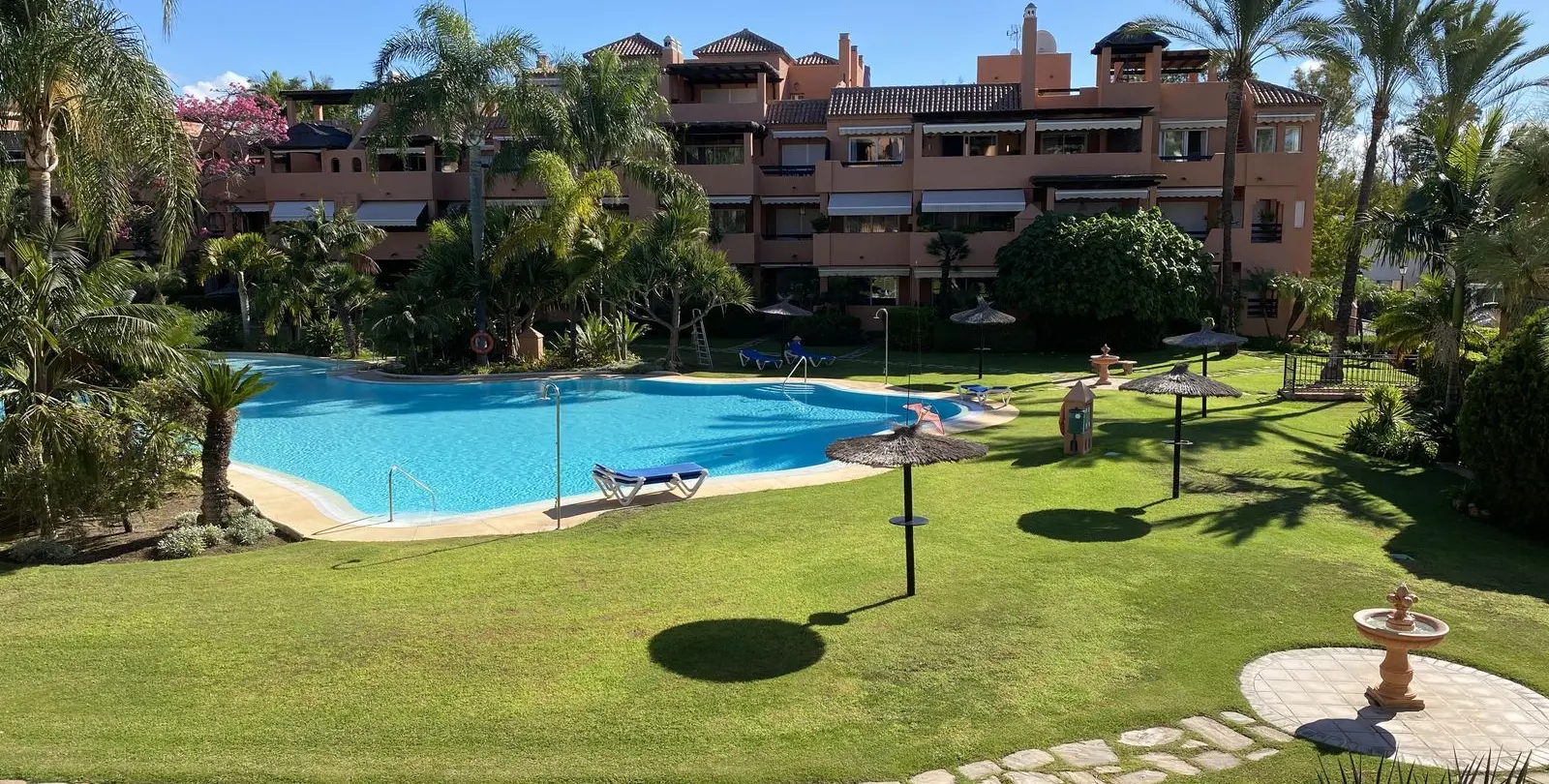 Venta de apartamento en planta media en Guadalmina Baja 25