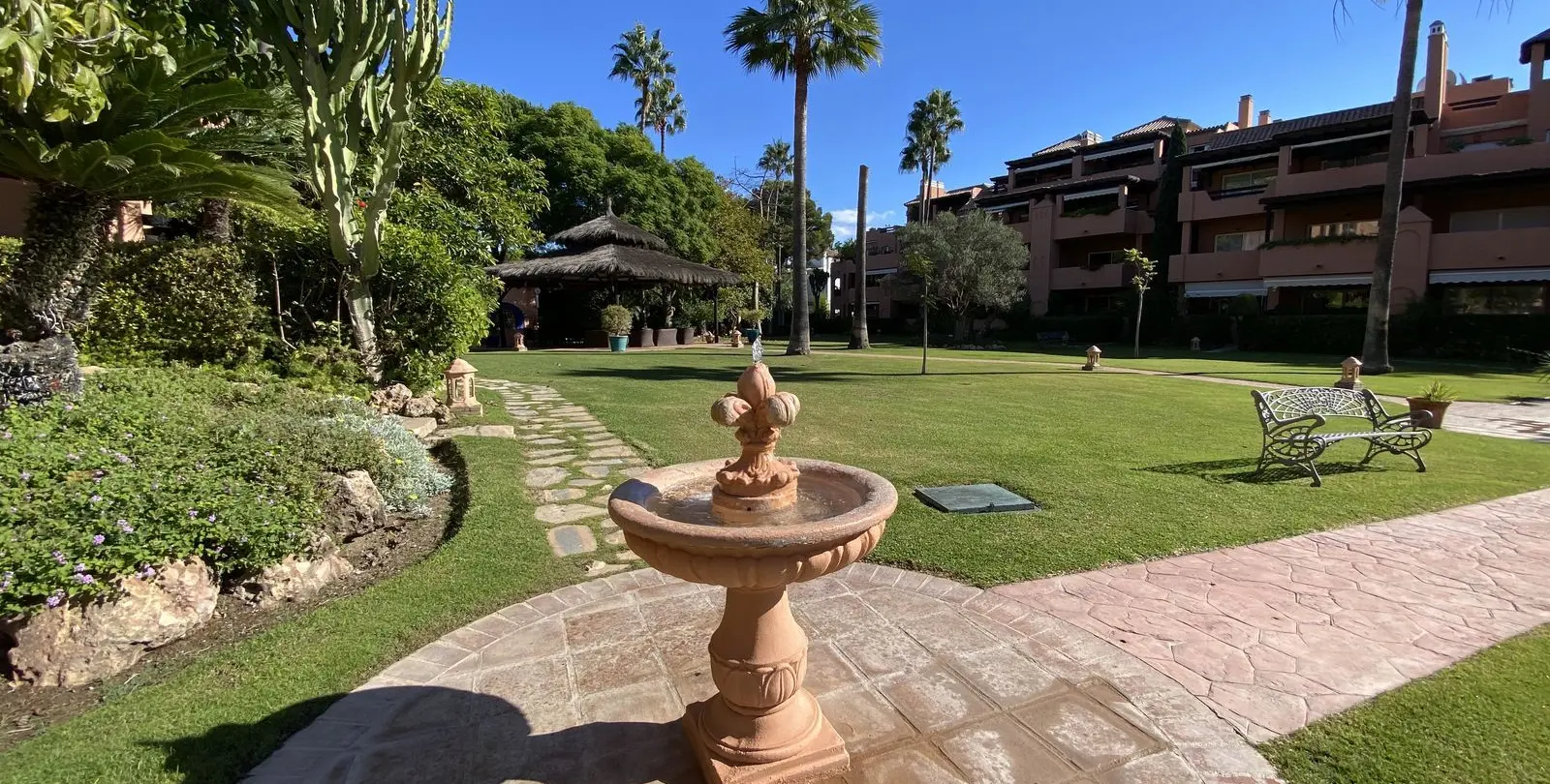 Venta de apartamento en planta media en Guadalmina Baja 26