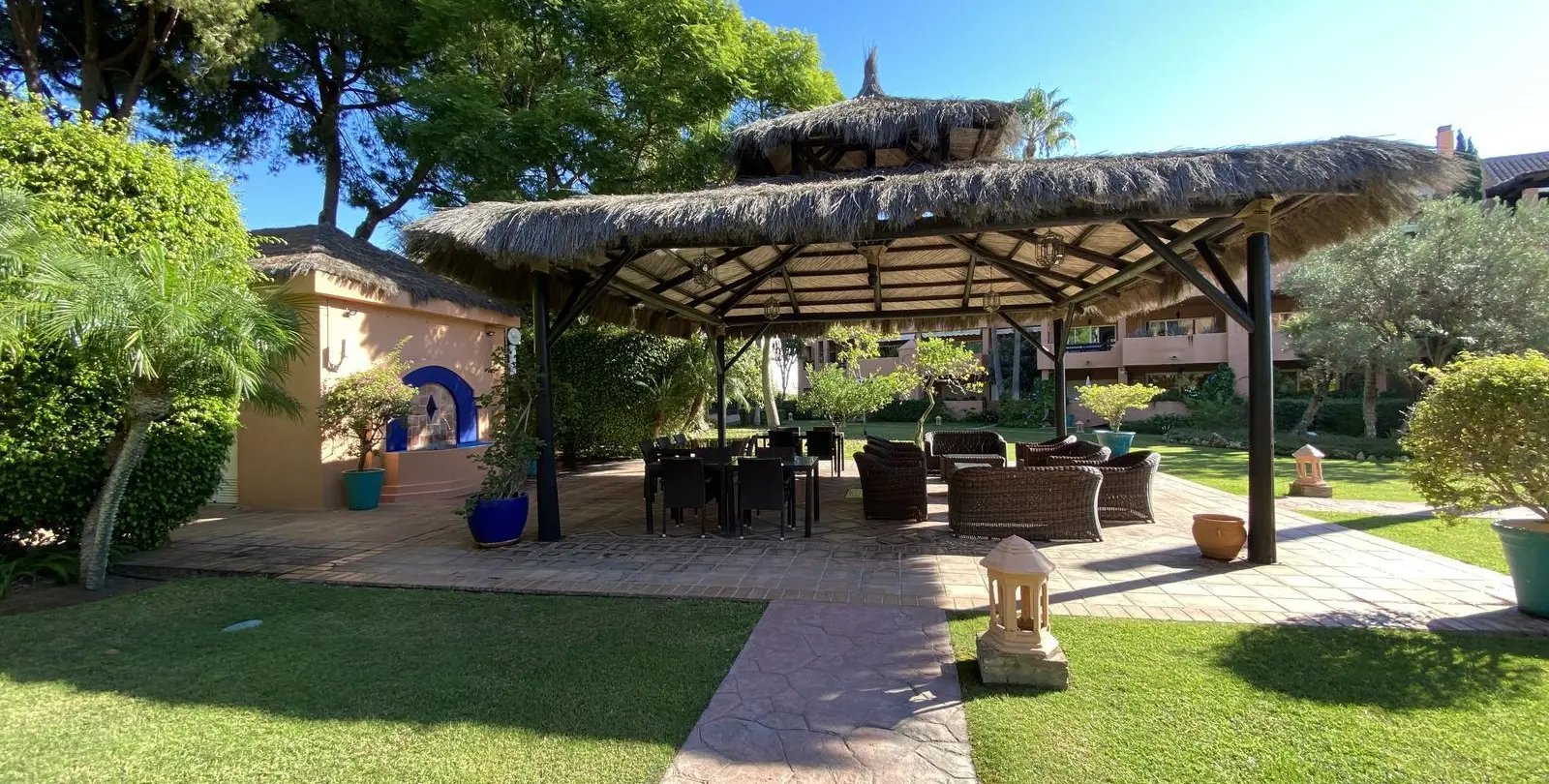 Venta de apartamento en planta media en Guadalmina Baja 28