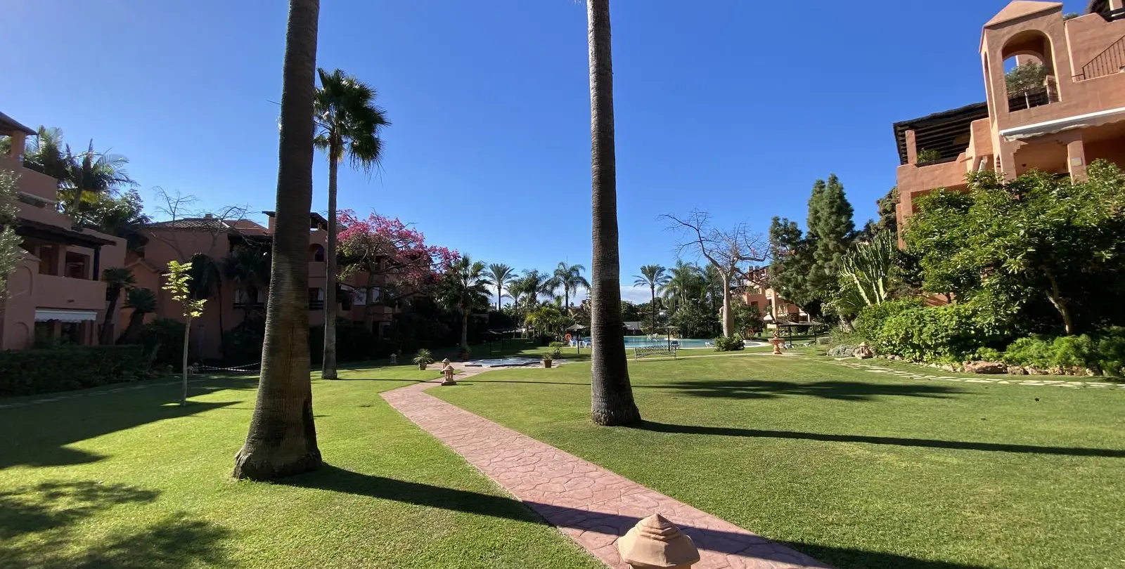 Venta de apartamento en planta media en Guadalmina Baja 31