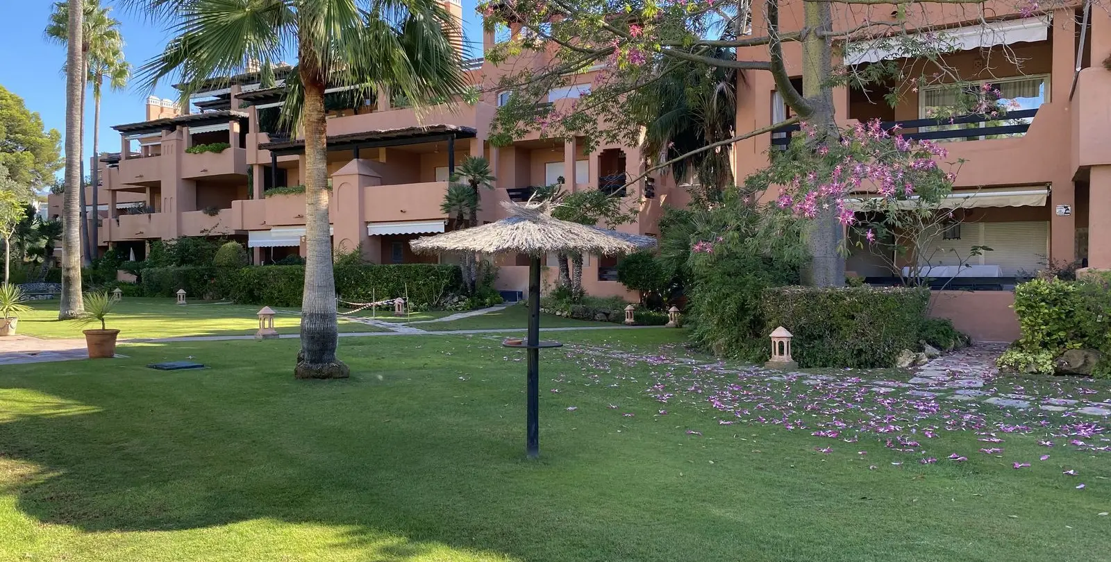 Venta de apartamento en planta media en Guadalmina Baja 32