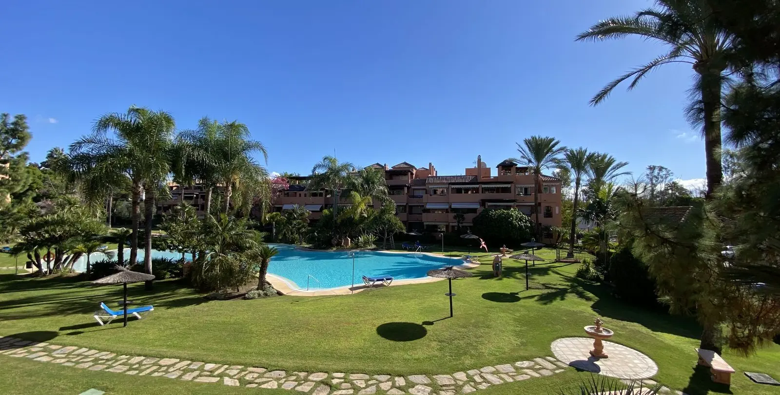 Venta de apartamento en planta media en Guadalmina Baja 33
