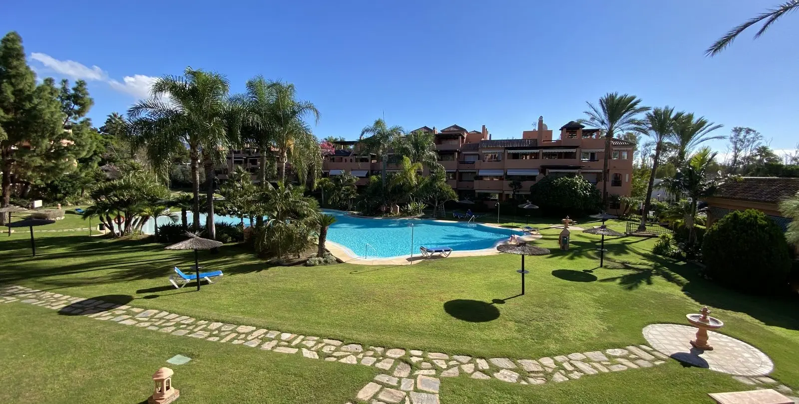 Venta de apartamento en planta media en Guadalmina Baja 35