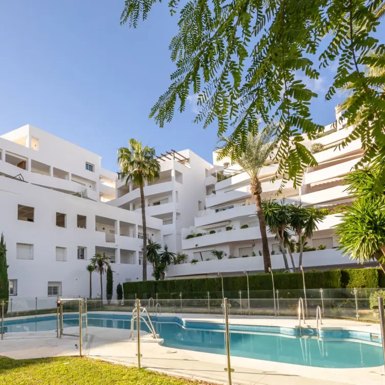 Продажа апартаментов на среднем этаже в Nueva Andalucía