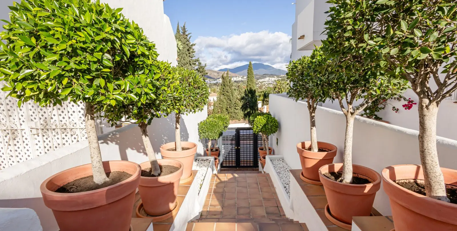 Продажа апартаментов на среднем этаже в Nueva Andalucía 7