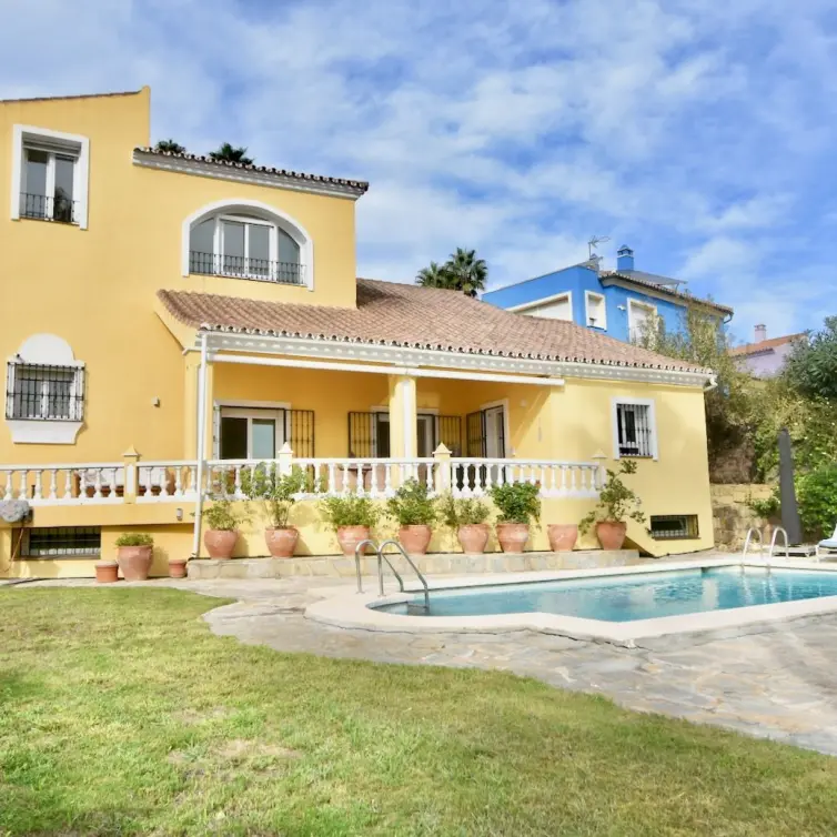 Venta de villa independiente en La Duquesa