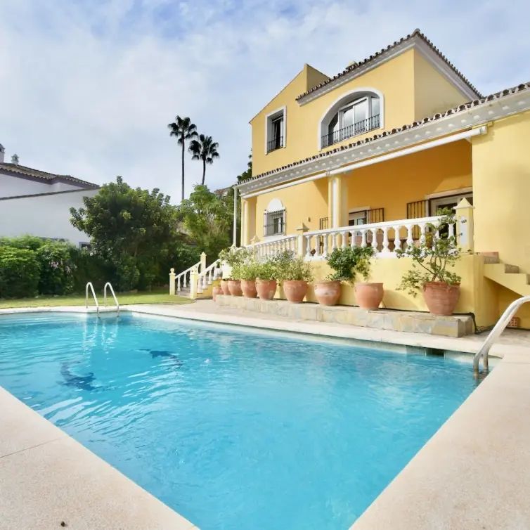 Venta de villa independiente en La Duquesa