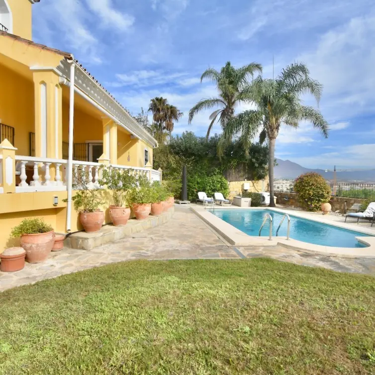 Venta de villa independiente en La Duquesa