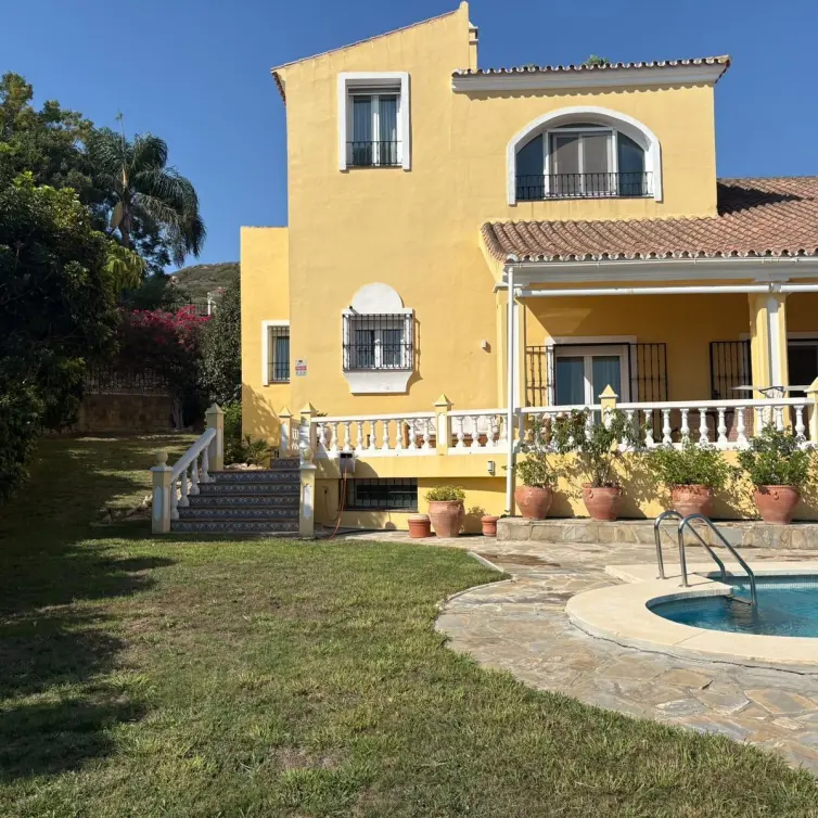 Venta de villa independiente en La Duquesa