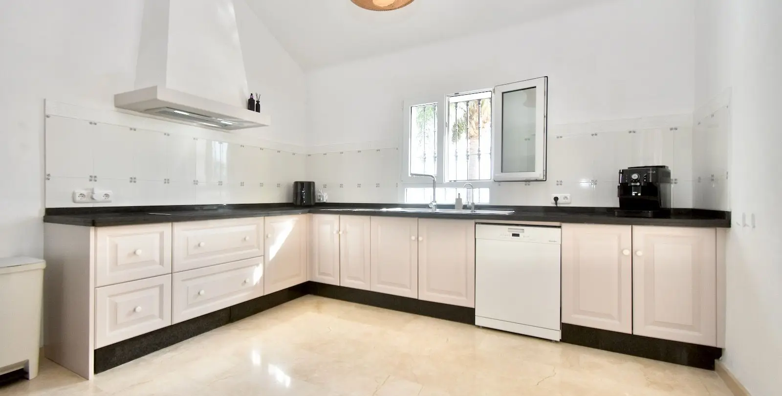 Venta de villa independiente en La Duquesa 13